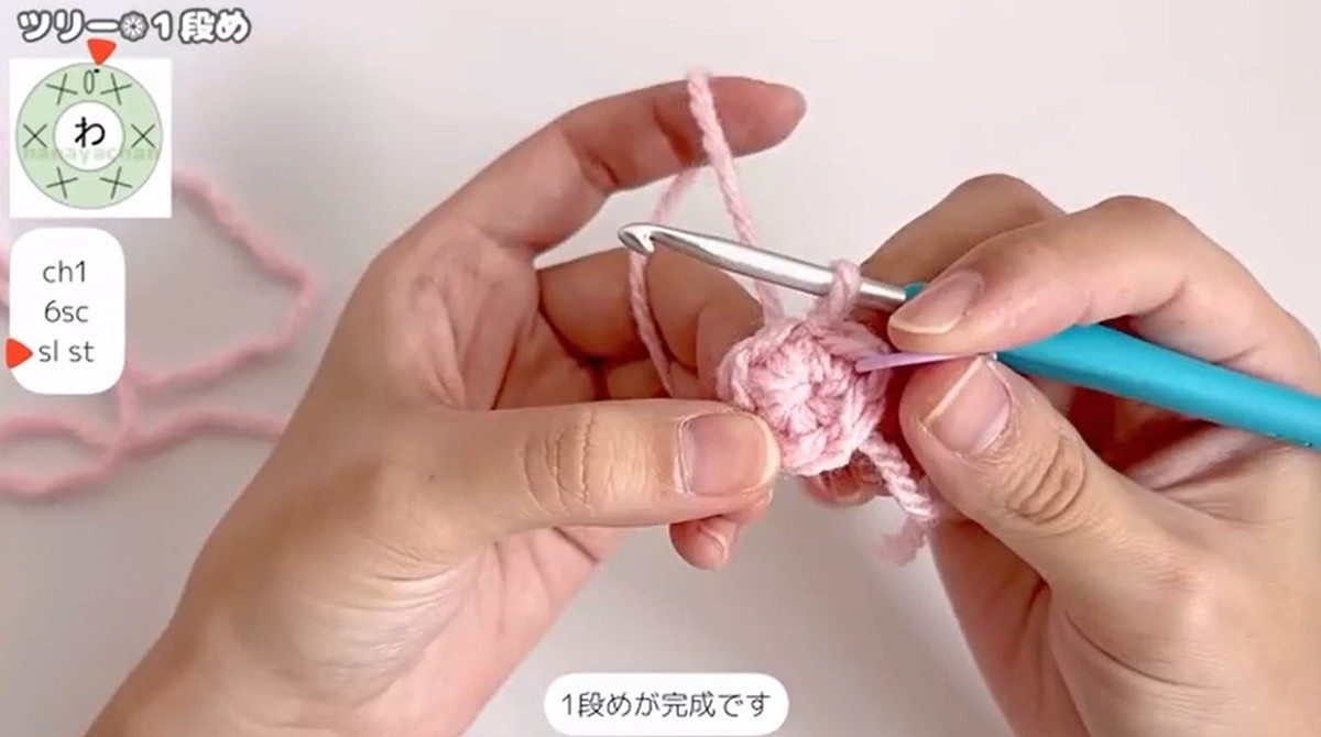 フリルをくるくる重ねて編んでいくと…… 「キャーッかわいい」季節にピッタリなアイテムに「早速作ってみます」(1/3) | 編み物 ねとらぼ