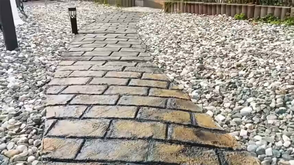 レンガ風の道が完成しました！