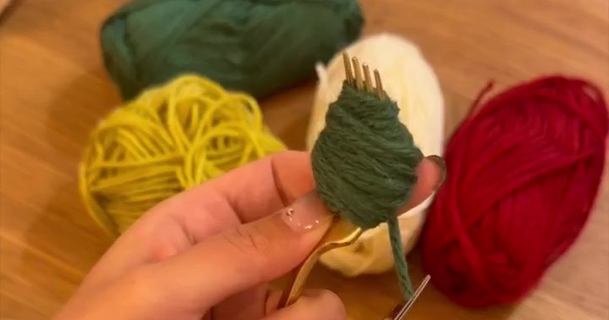 編み物歴2年の“中毒者”がダイソーの毛糸をフォークに巻き付けると……　まさかの完成品に「あんまりにも好み」「天才すぎます！」（1/3） | 編み物 ねとらぼ
