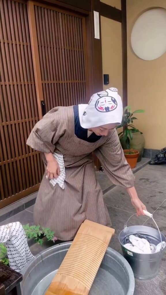 井戸風ポンプから出した水を張ったタライ