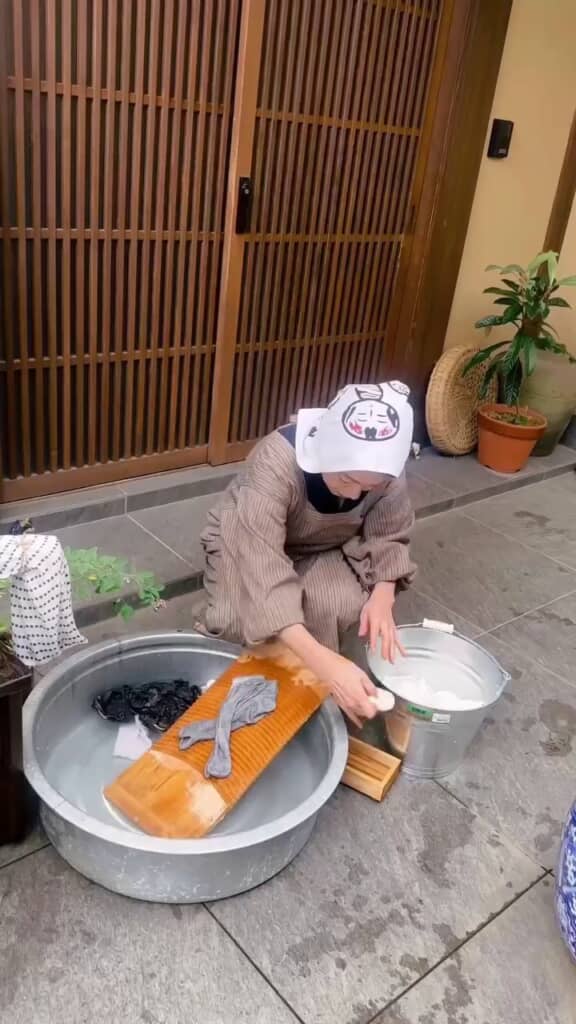 服を洗濯板に乗せた状態