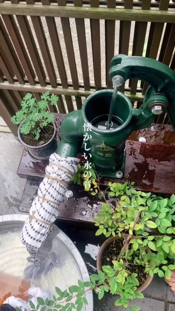 排出口に布を巻いている井戸風ポンプ