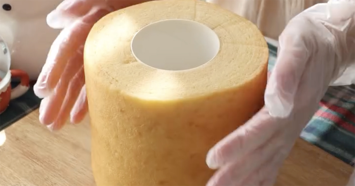 無印の“特大バウム”を薄く切って……「わぁぁぁ！」　遊び心満載の“簡単クリスマスおやつ”に「作るしか無いでしょう」「天才だ」（1/2） | グルメ ねとらぼ