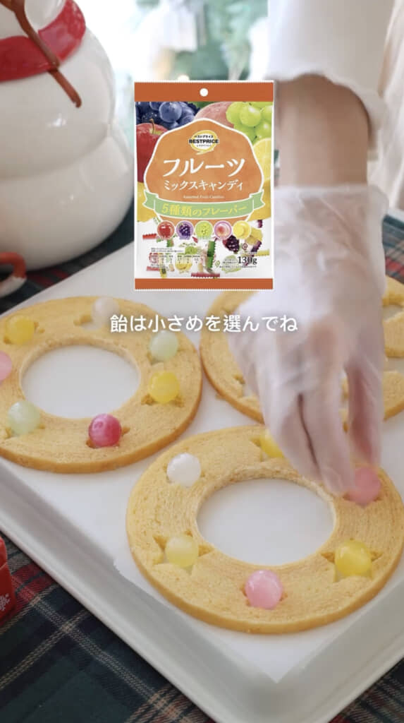 小さいアメを穴の中へ