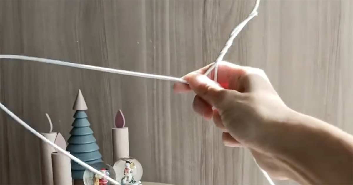 ダイソーのハンガー1本で……「これはほんまに天才!!」「買ったのよりいい」　100均だけで作れる“高見えクリスマスグッズ”に反響（1/2） | ライフハック ねとらぼ