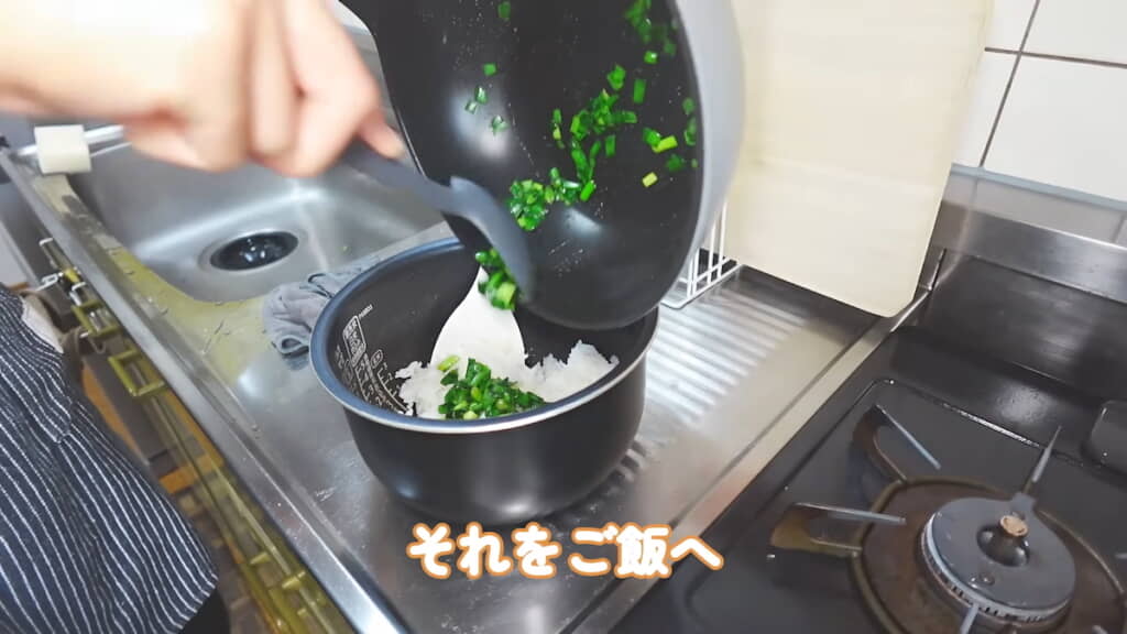 炒めたニラをごはんに投入