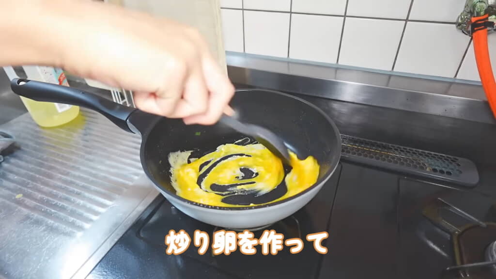 炒り卵を作ってこれもごはんに投入