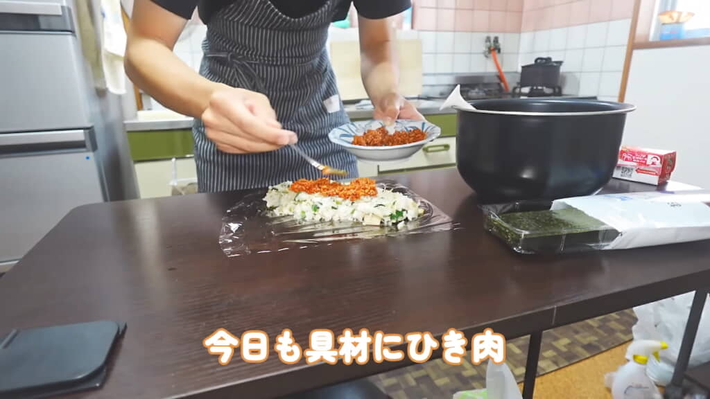 真ん中にひき肉を入れて握る