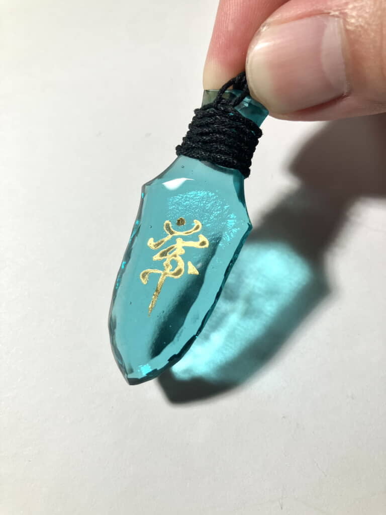 「『猫』をイメージした呪紋を金彩で描いたガラス作品です」