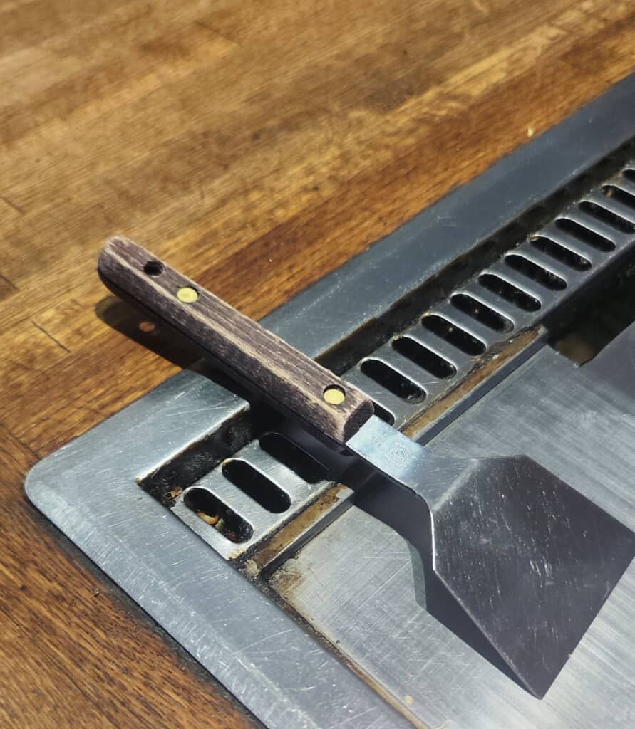 排気口の上にヘラがかかる置き方は危険！