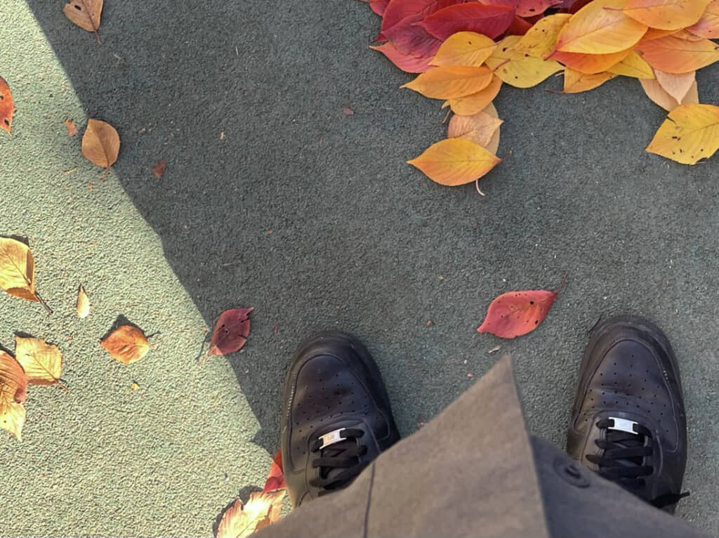 足元に集めた落ち葉で描いたのは……？