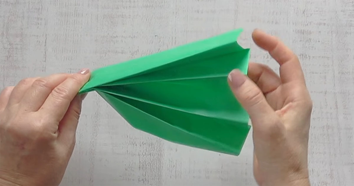 お花紙を折ってカットしていくだけで……　広げた瞬間“クリスマスの世界”が出現！　「素晴らしいアイデア」「作るのが楽しみ」（1/3） | ハンドメイド ねとらぼ