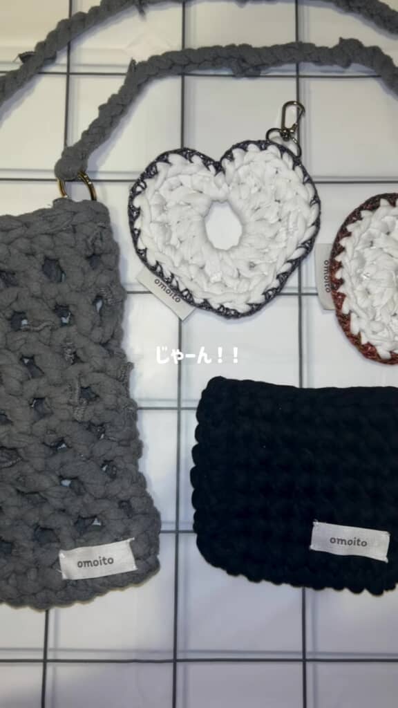 Tシャツからリメイクされたスマホポシェット、黒ミニポーチ、ハートキーホルダー