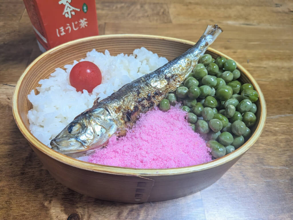 絵面だけで元ネタがピンとくる、素朴なお弁当