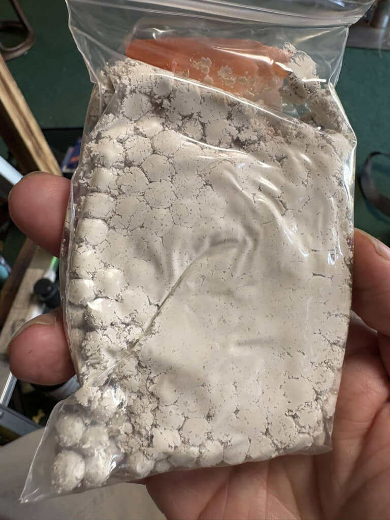 少し触れると、きな粉かオカラのごとくグズグズ