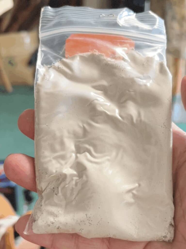 もんだら粘土状になってしまいました