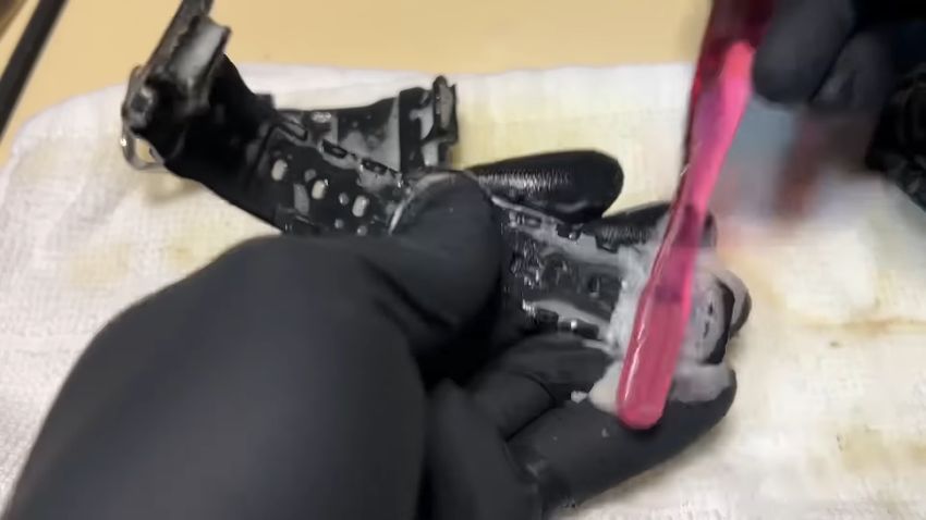 洗浄剤を噴霧してブラシがけする様子