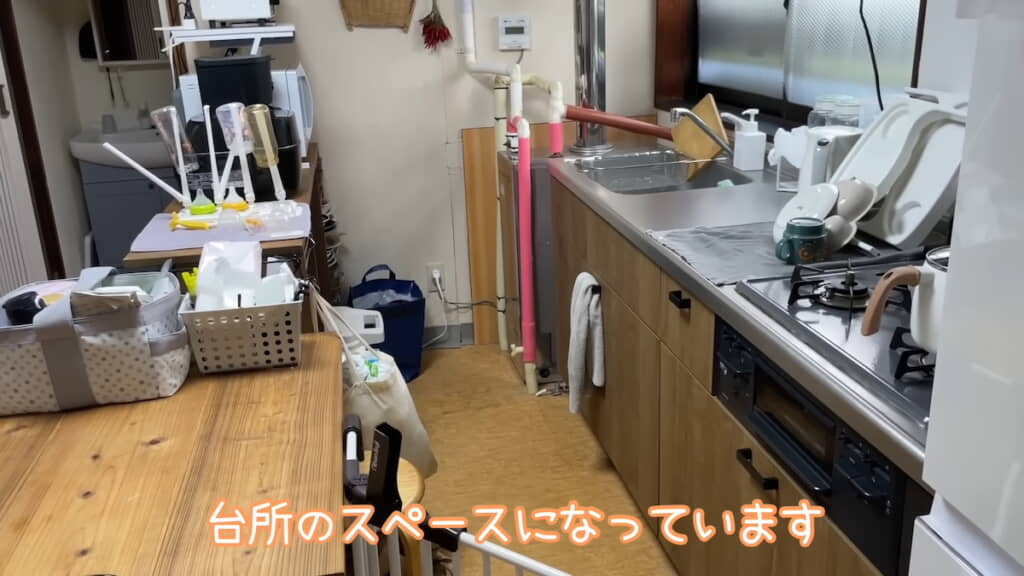 キッチンエリアはベビーゲートで仕切られている