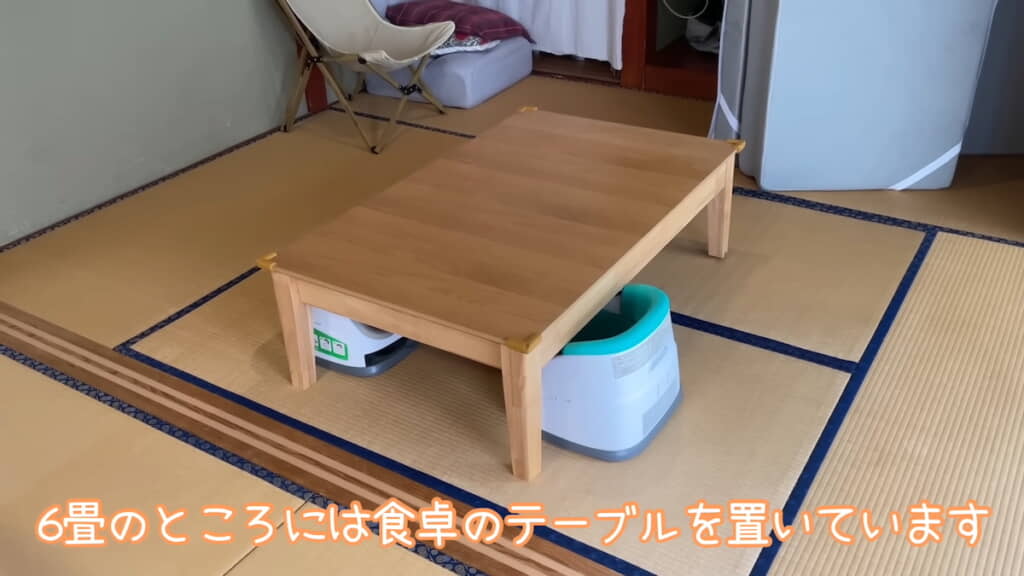 食卓の奥には干してあるマットレス