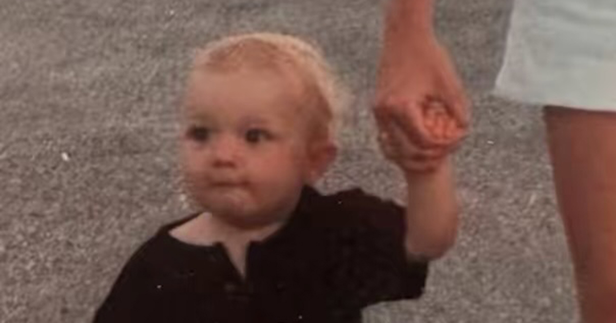 ママと手をつなぐ、1歳の男の子→29年後……「待って」「理解するまで数分かかった」　“衝撃の現在”に40万いいね【海外】（1/2） | ライフスタイル ねとらぼ