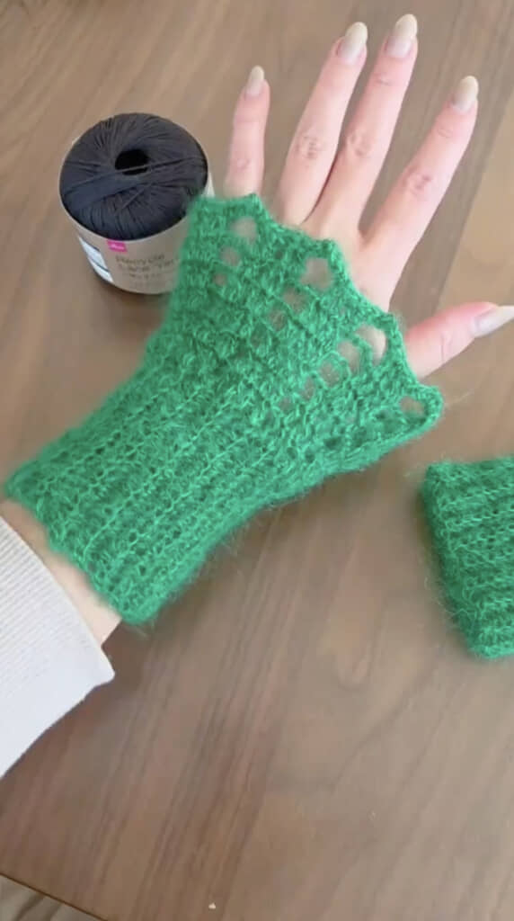 過去にモヘア糸で編んだ付け袖をもう一度制作