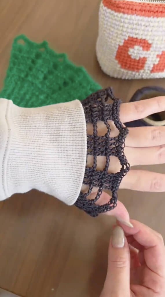 袖から少しのぞかせるとかわいい