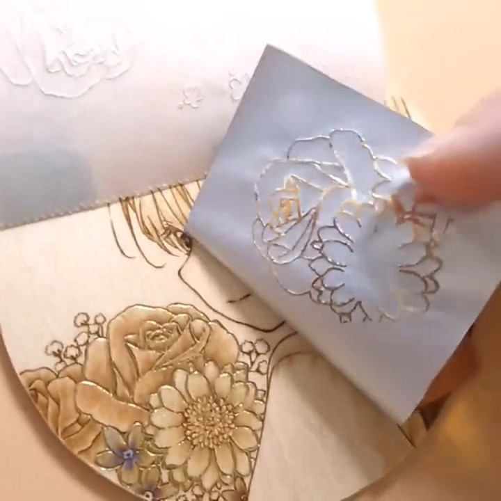 輪郭線に金箔が転写