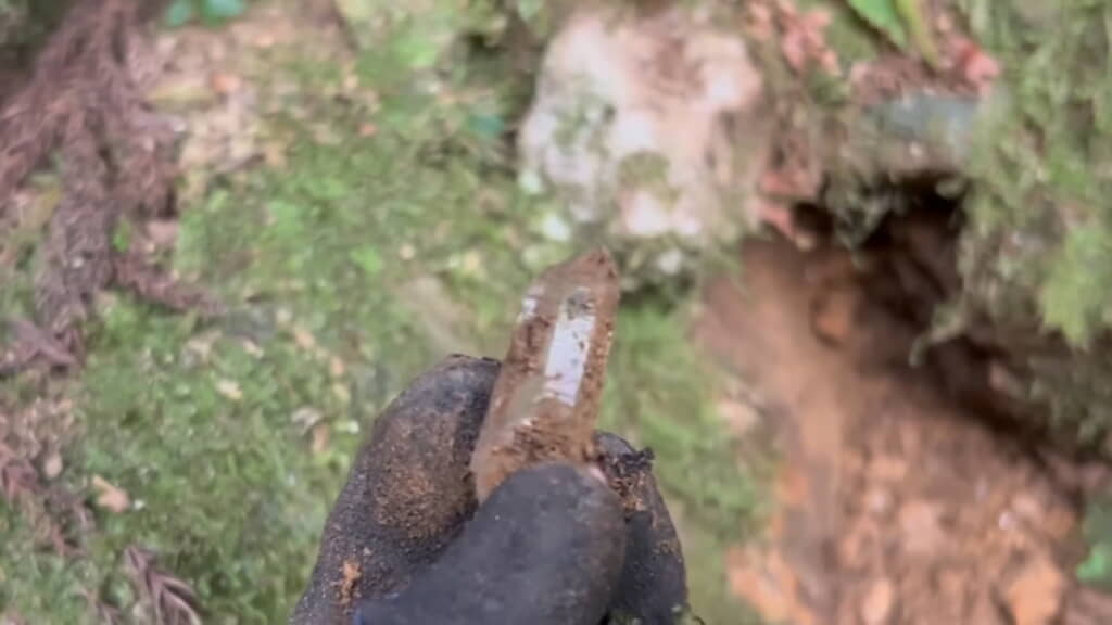 探索を始めてすぐに水晶を見つける
