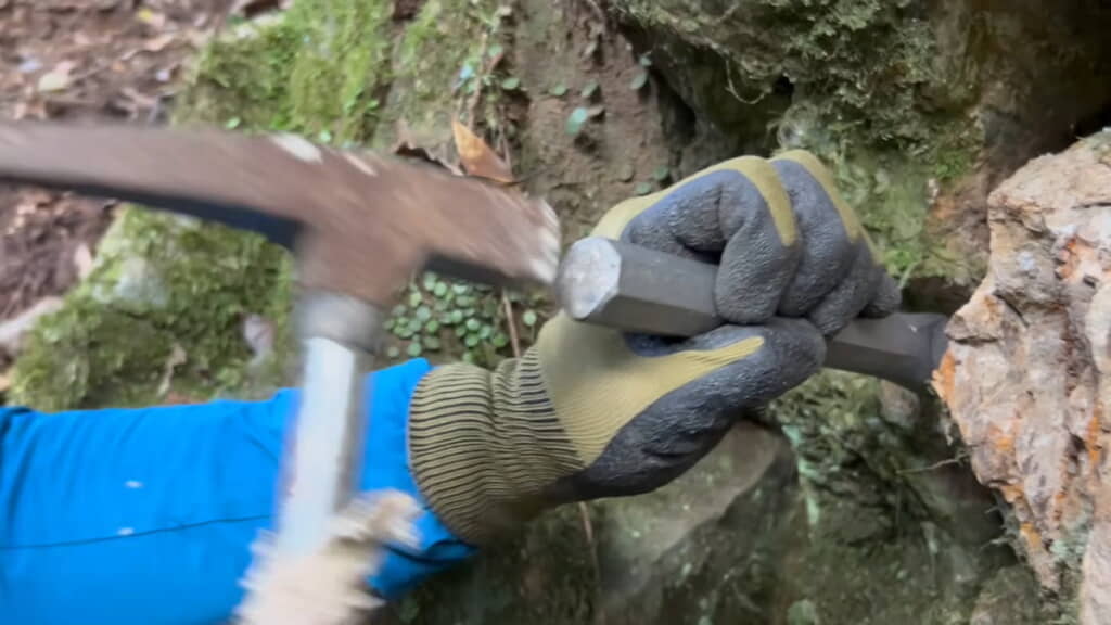 水晶脈があると思われる箇所の岩を割る
