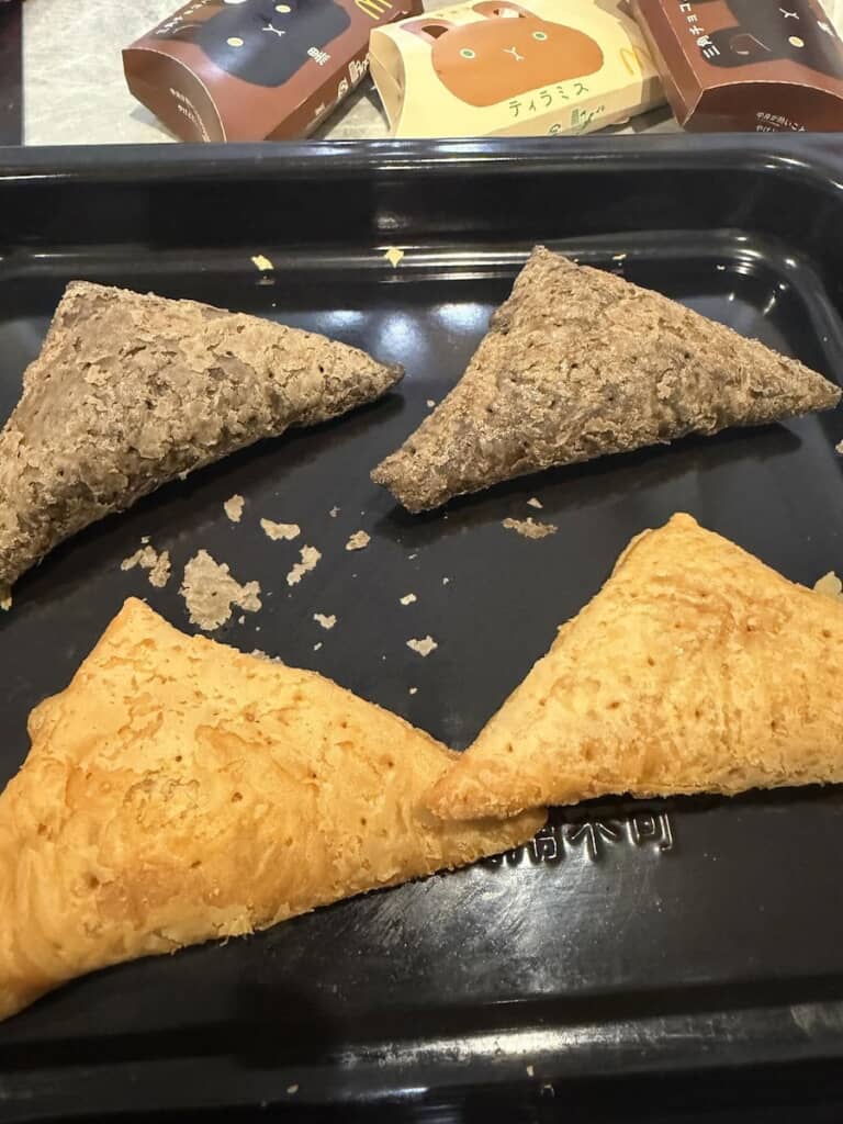 後ろをよく見ると……