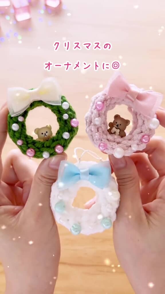 ピンクや白のトイモール作ったリースオーナメント