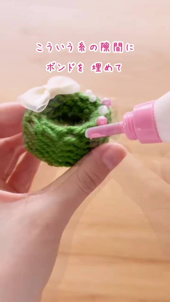 ビーズっぽい飾りを貼っているところ