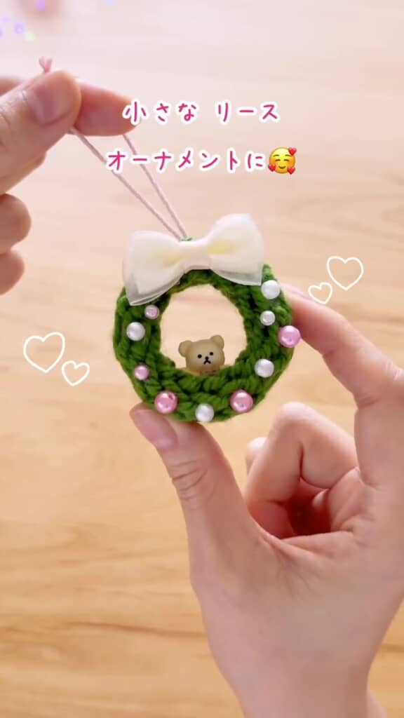 くまやリボンなどを飾り付けたリース。