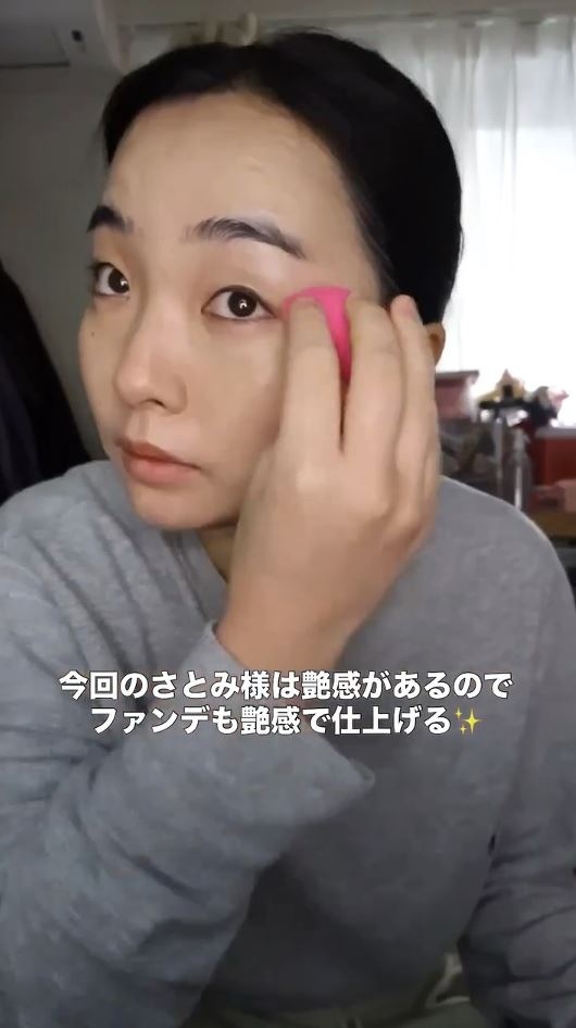 ツヤ感あるファンデで仕上げる