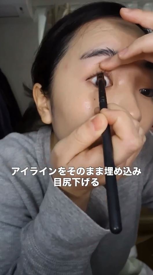 アイラインを埋め込んで目尻を下げる