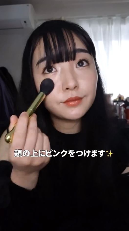 チークはピンクでふわっと