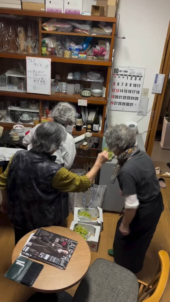 マダムたちが囲んでいるのは高級シャインマスカット！