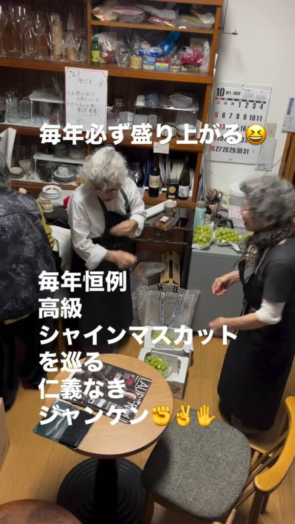 歌いながらくるくる回って……