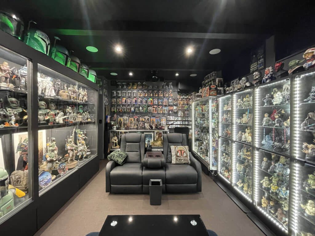 中央にはドリンクホルダー付きのソファ。映画館の特別席みたい