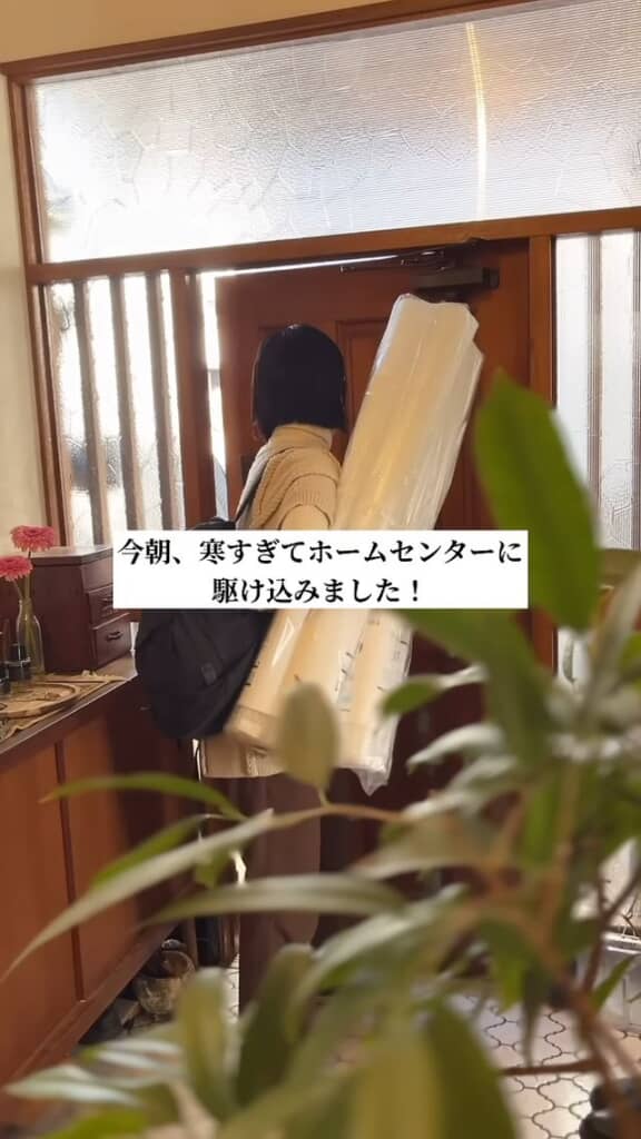 ホームセンターで買ってきたプチプチを抱えた状態で玄関の扉を閉じる投稿者