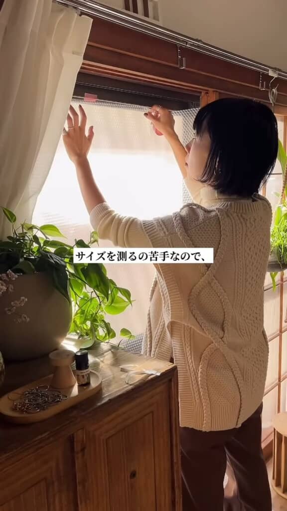 窓のサイズに合わせるためプチプチを仮止め