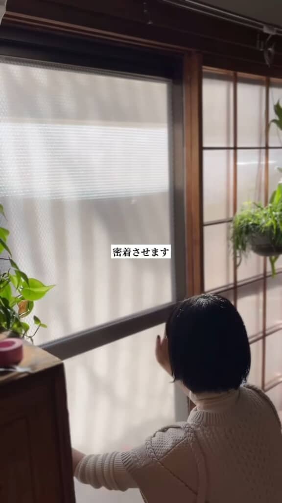 カットしたプチプチを窓に貼る様子