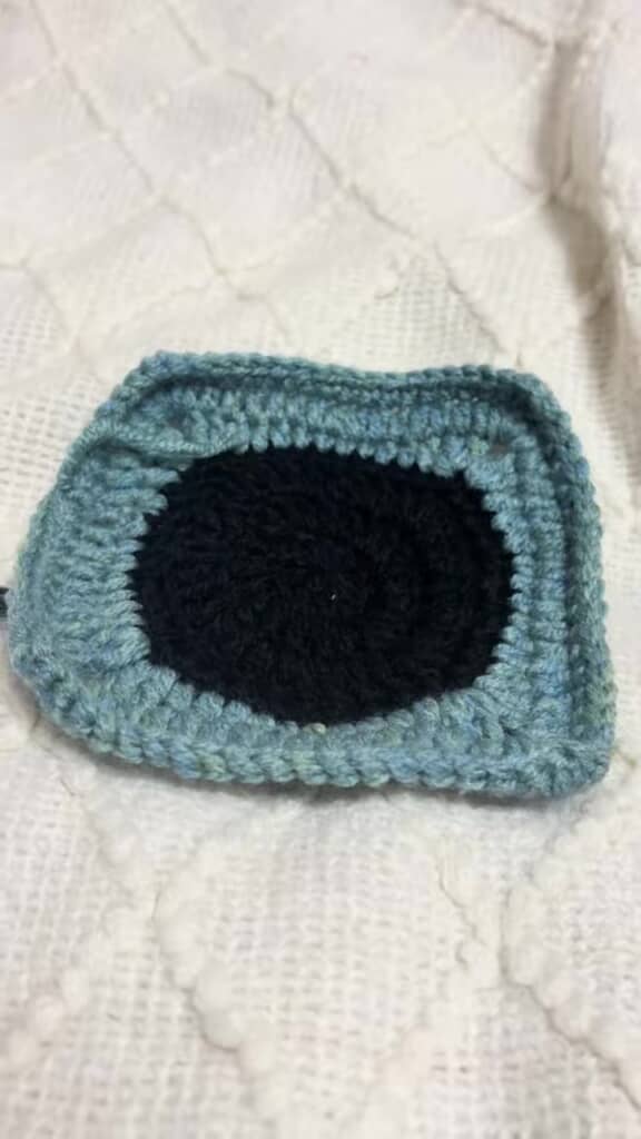 青緑の毛糸で編みはじめたすすわたりバッグのモチーフ