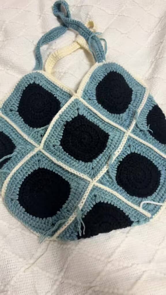 つなげられた四角い青緑のモチーフたち