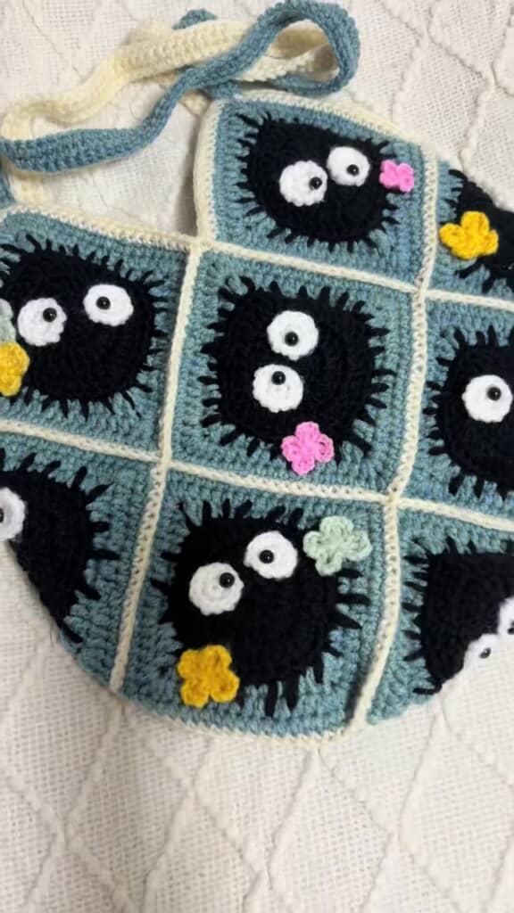 モチーフに黒い円と目、花のパーツを付けて装飾している様子