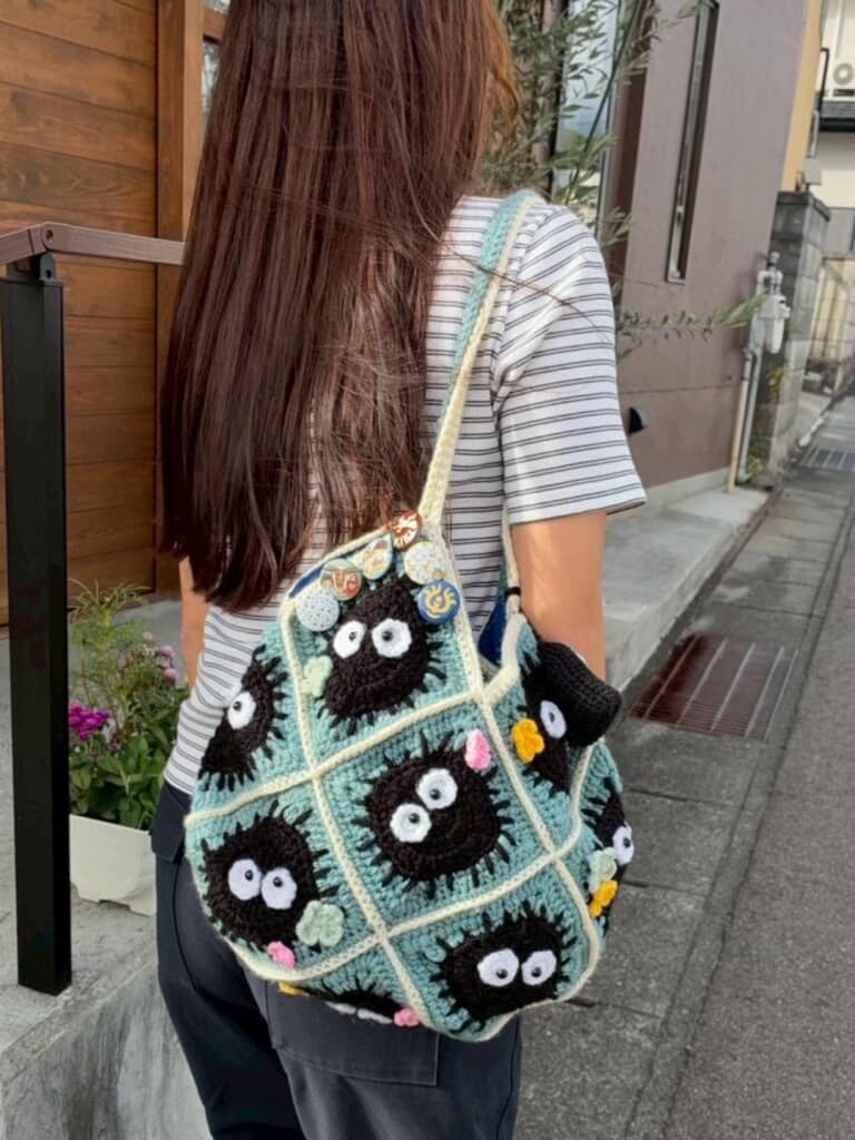 バッグを肩にかけている投稿者