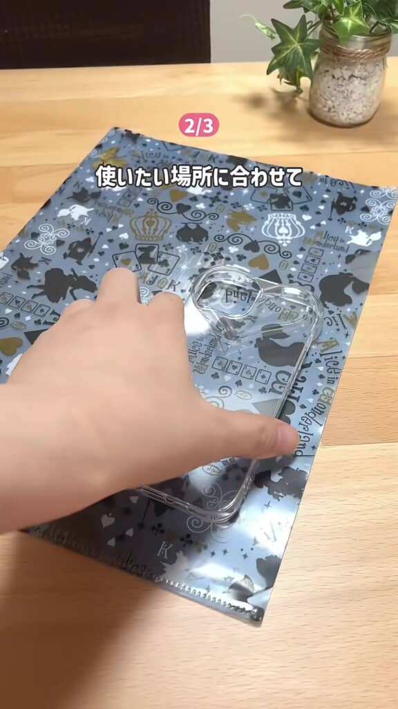 柄付きクリアファイルの上にスマホケースを置いたところ