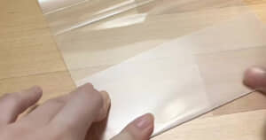 クリアファイルを折るところ