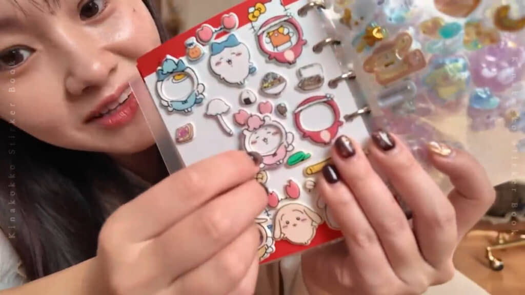 子どものころよく遊んでいたという“着せ替え”ができるシールも