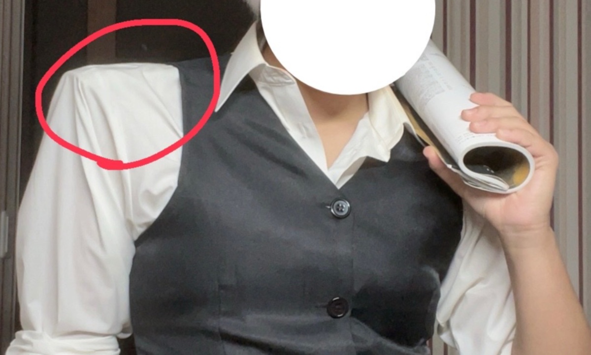 コスプレイヤーが肩幅を盛るために使ったのは……　誰もが驚くまさかのアイテムに「待ってあかん爆笑した」「天才すぎるwww」（1/3） | ライフスタイル ねとらぼ